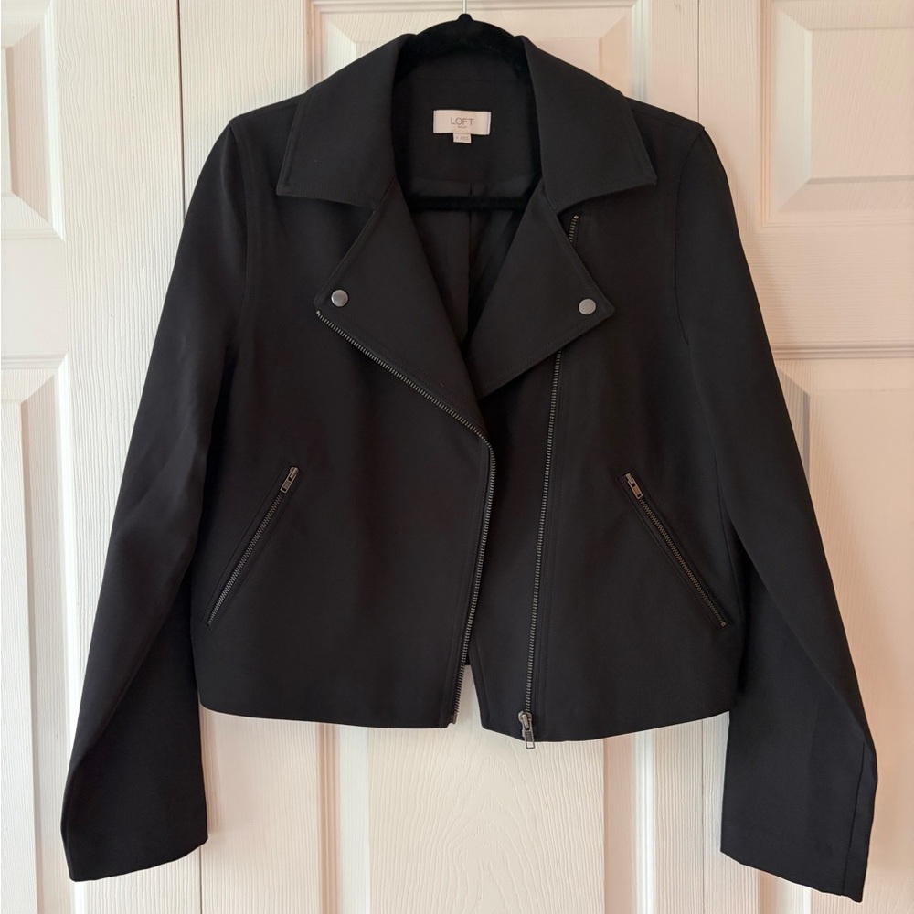 LOFT Women's Black Moto Jacket
Size M
Like new
Smoke free home